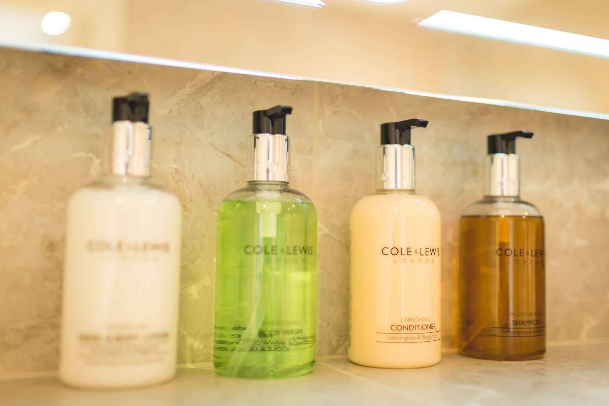 ברידג'ווטר The Bower Inn מראה חיצוני תמונה A selection of toiletries