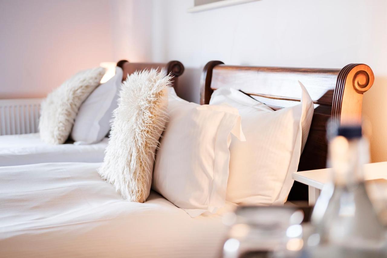 ברידג'ווטר The Bower Inn מראה חיצוני תמונה A bed with pillows