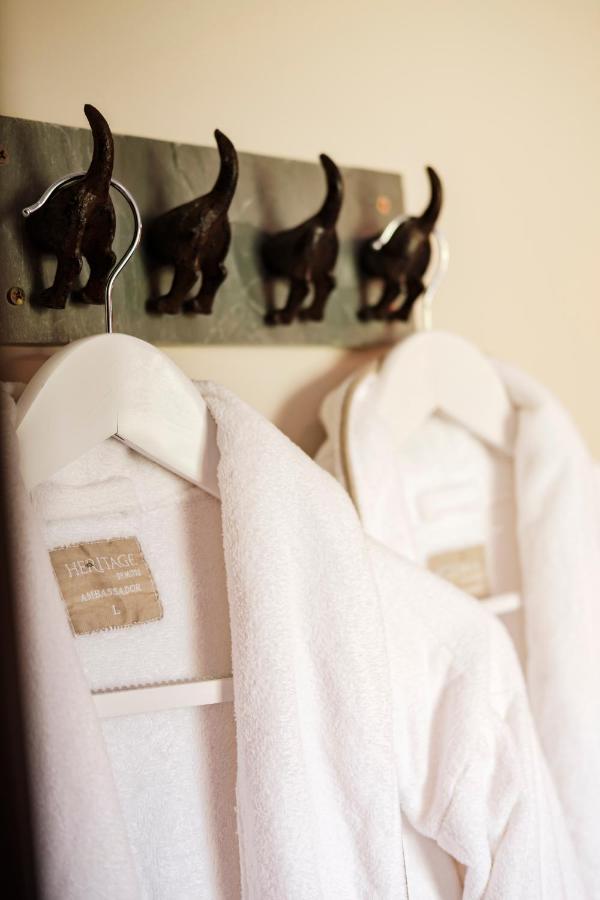 ברידג'ווטר The Bower Inn מראה חיצוני תמונה A white coat