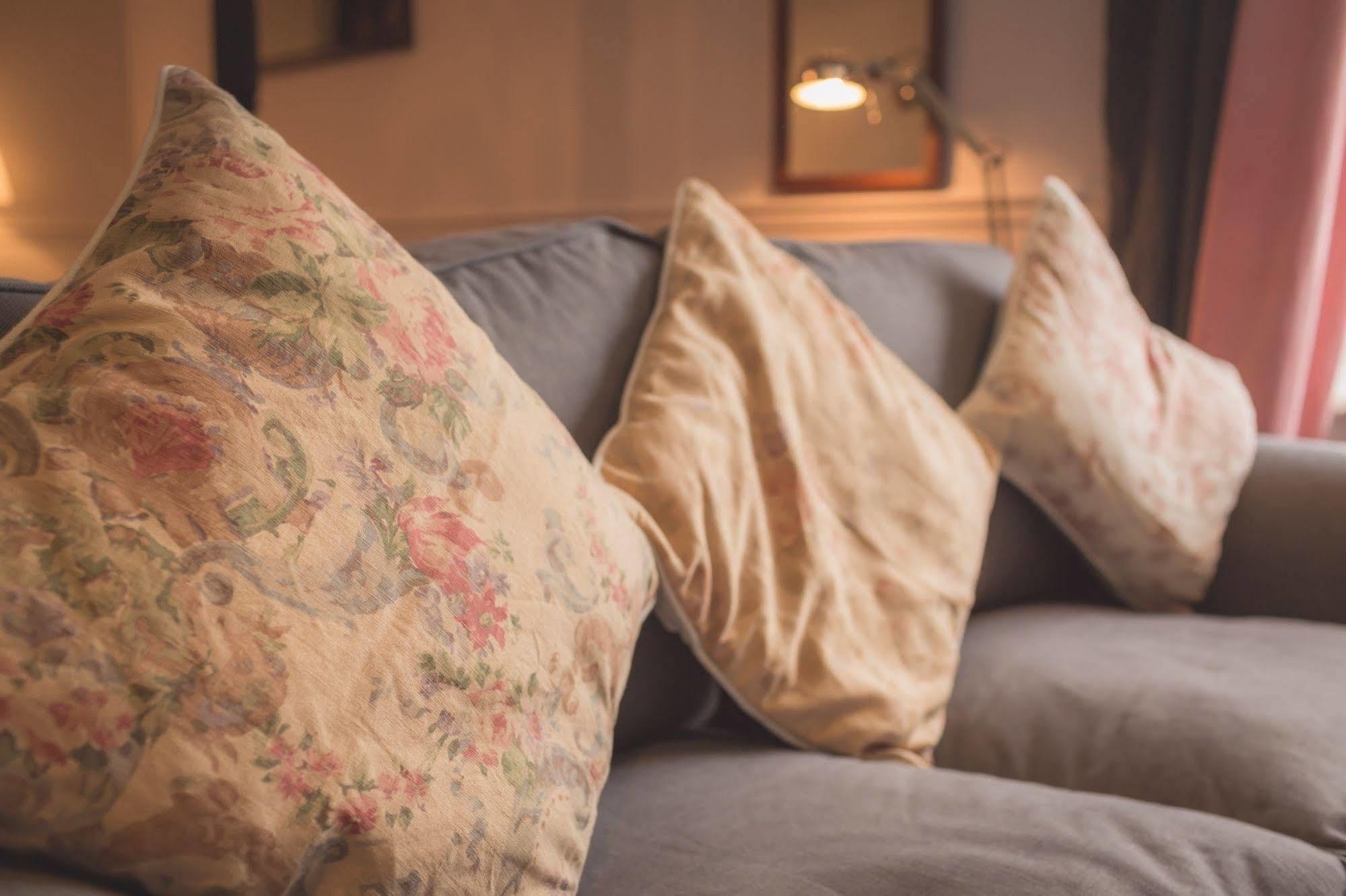 ברידג'ווטר The Bower Inn מראה חיצוני תמונה Cushions on a sofa