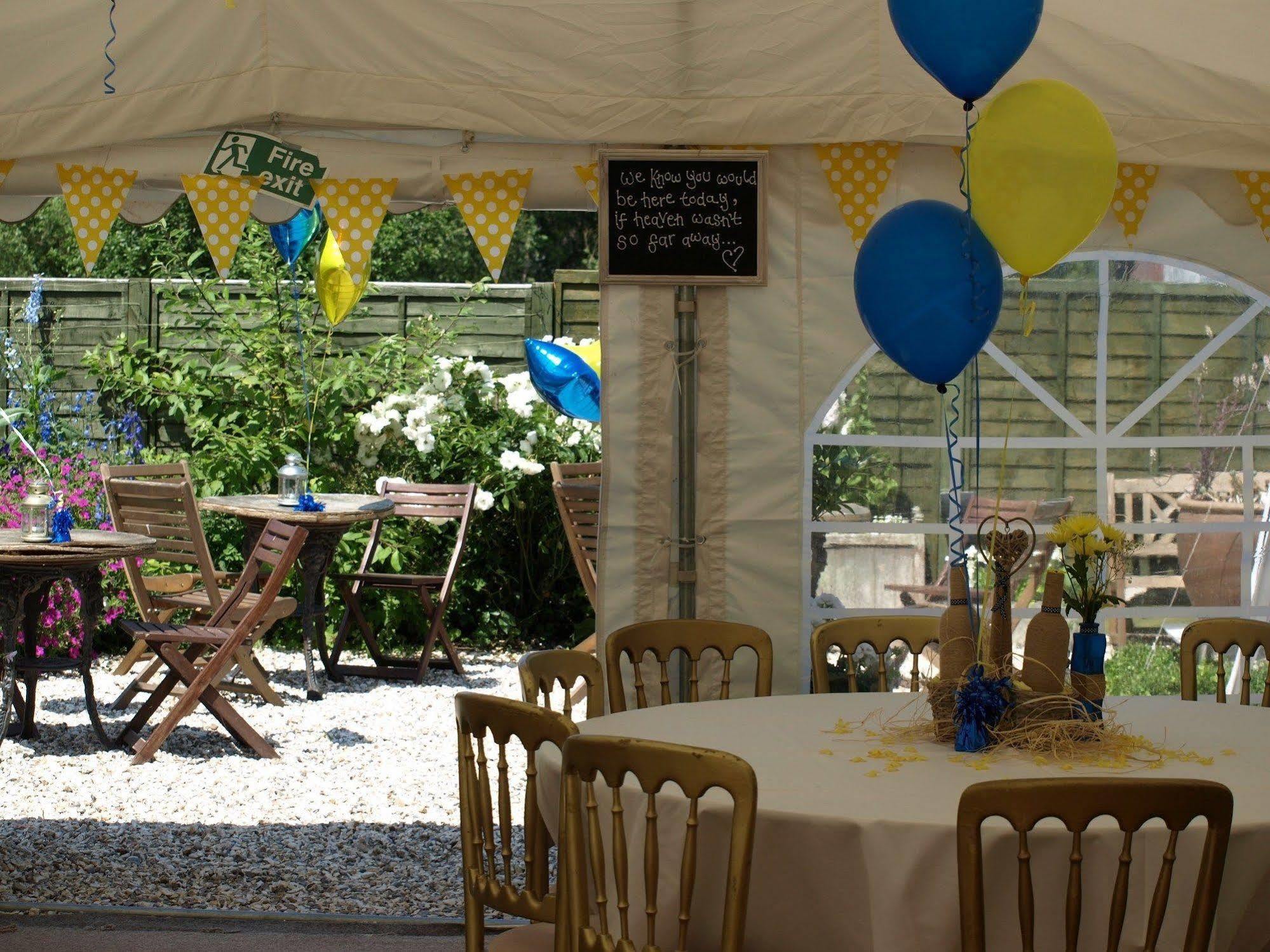 ברידג'ווטר The Bower Inn מראה חיצוני תמונה Marquee at the 2011 Festival