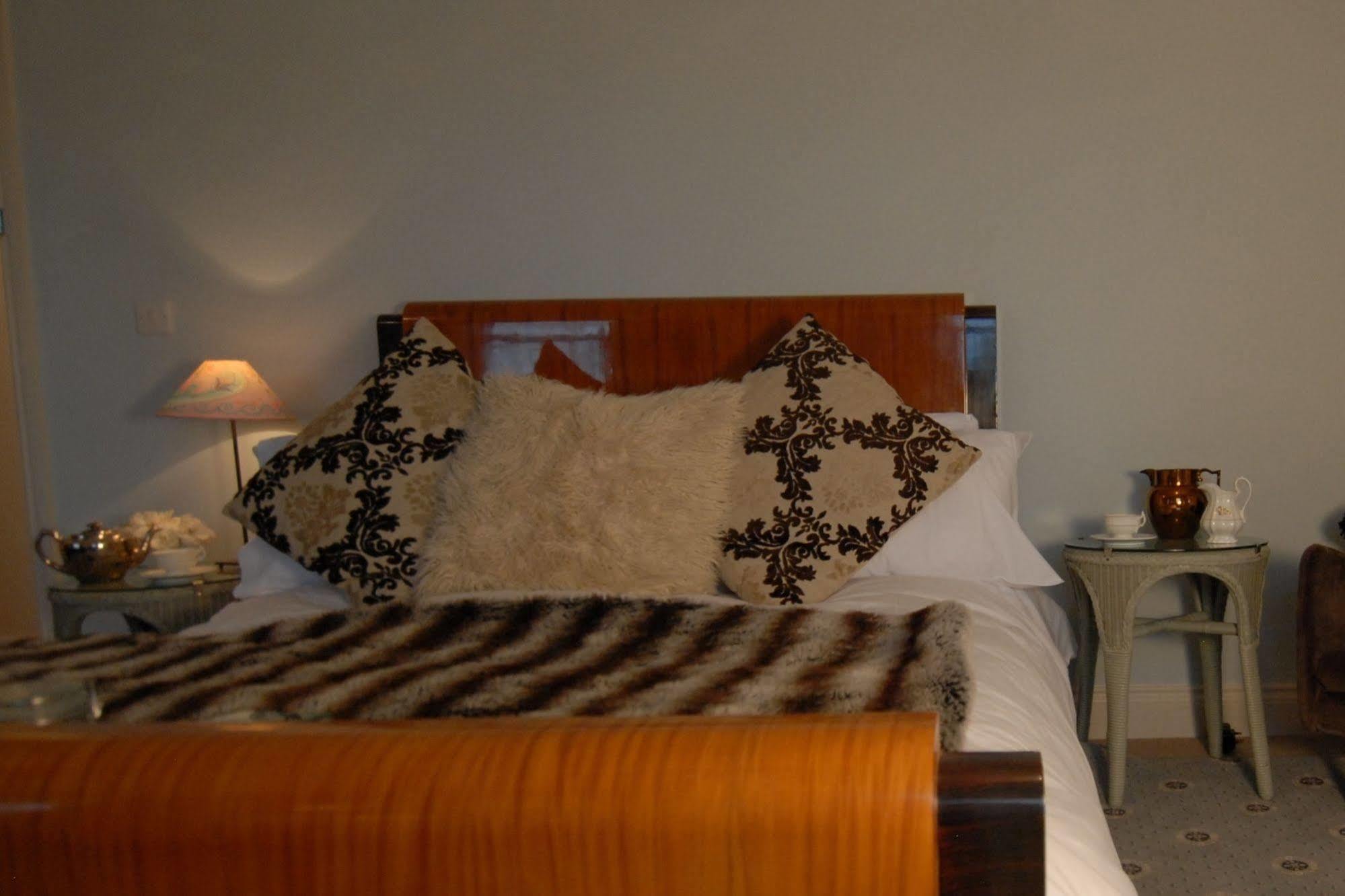 ברידג'ווטר The Bower Inn מראה חיצוני תמונה A bed with a mink throw